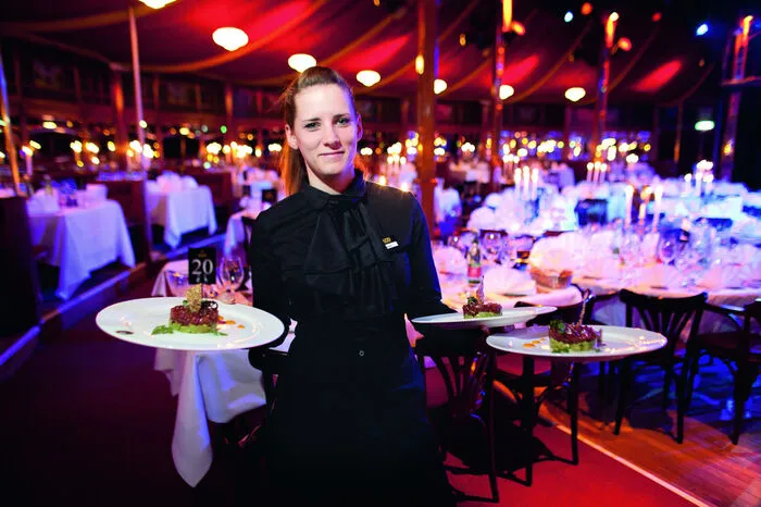 ... bis zum 26. Februar bietet das Spiegelzelt Platz für mehr als 300 Dinner-Gäste - und ein Menü vom Feinsten.