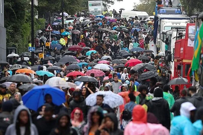 Auch die unzähligen Besucher des Londoner Straßenfests ließen sich nicht vom widrigen Wetter die Laune verderben.