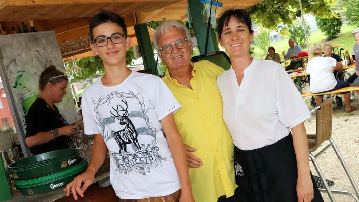 Freuten sich wieder über einen gemütlichen Frühschoppen im Biergarten in Ossiach von Links: Jakob Krappinger, Manfred Krappinger und Margit Krappinger.