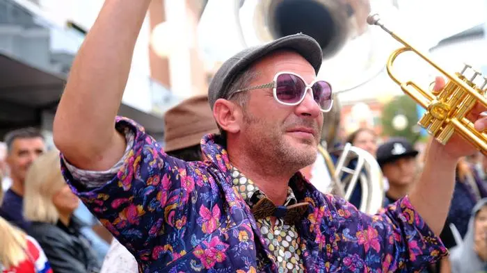 Partytime in Lienz während der Mittagsparade