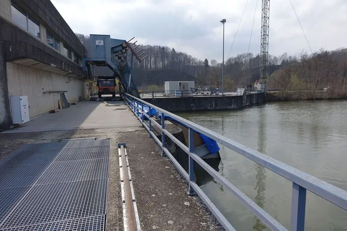 Damit die Techniker trockenen Fußes zu den Turbinen gelangen können, muss der Zufluss abgeschotet werden. Dies geschieht mit insgesamt fünf Dammbalken, die vor den Zufluss platziert und dann mit einer blauen Plane abgedeckt wurden. Taucher kontrollierten, ob sie dicht abschließen.