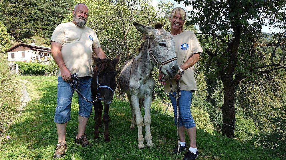 Ulrich und Elke Kettner mit den beiden Eseln Benjamin und Emmerich (r.)