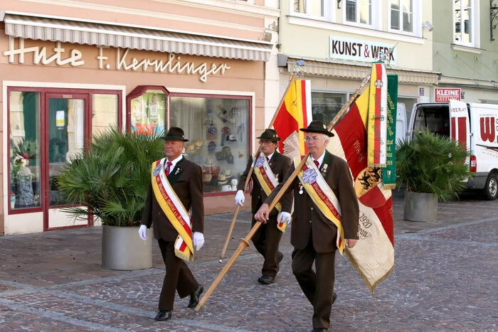 Abgerundet wurde der Festakt mit einem Marsch zum Oktoberplatz mit Kranzniederlegung beim Denkmal.