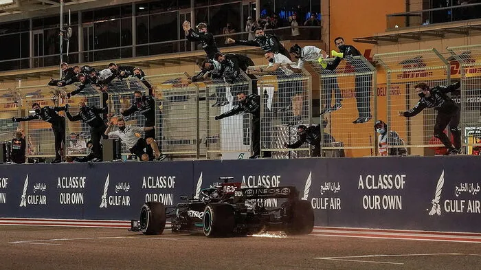 Zum Saisonauftakt in Bahrain schnappte sich Max Verstappen zwar die Pole-Position, im Rennen hatte dann aber Lewis Hamilton die Nase vorne und fuhr den ersten Sieg im ersten Rennen ein.
