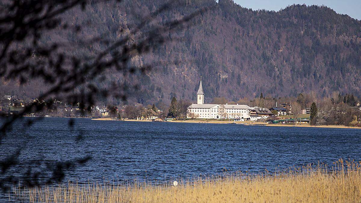 Über dem Ossiacher See scheint am Samstag die Sonne