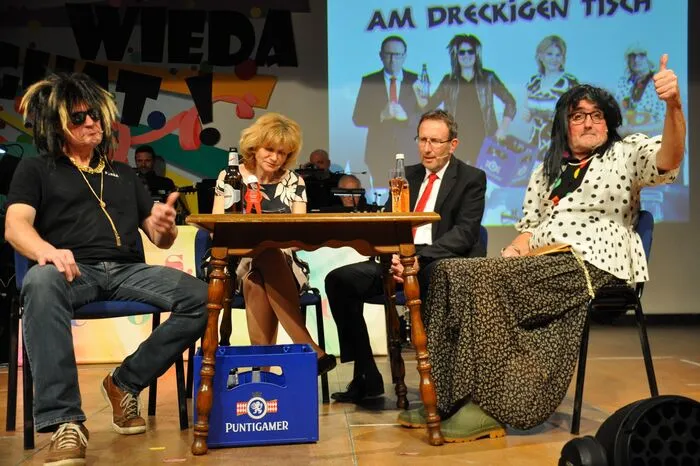 Am dreckigen Tisch wird eine Parodie auf das aktuelle politische Geschehen in Österreich geliefert.