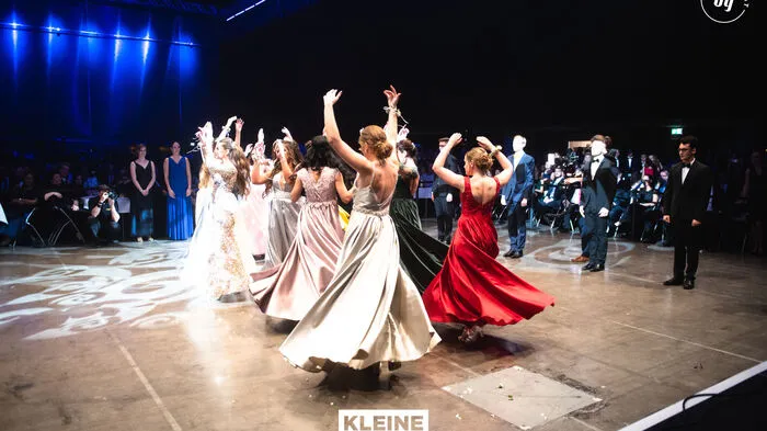 Unter dem Motto Bulme vs Modeschule - Nadel und Faden stehen unter Strom feierten am 30. November die Maturanten der BULME &amp; Modeschule ihren Maturaball. Klicken Sie sich durch!