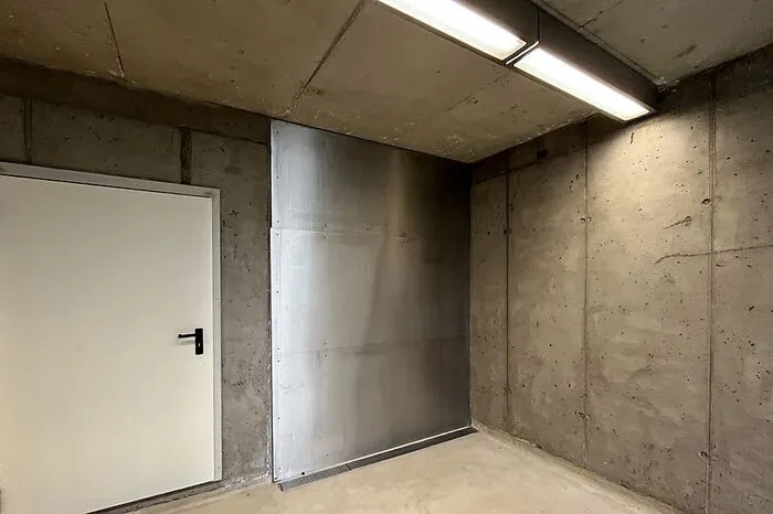 Ein Liftschacht ist an der Haltestelle Mitterdorf bereits vorhanden, der dazugehörige Aufzug wird noch kommen.