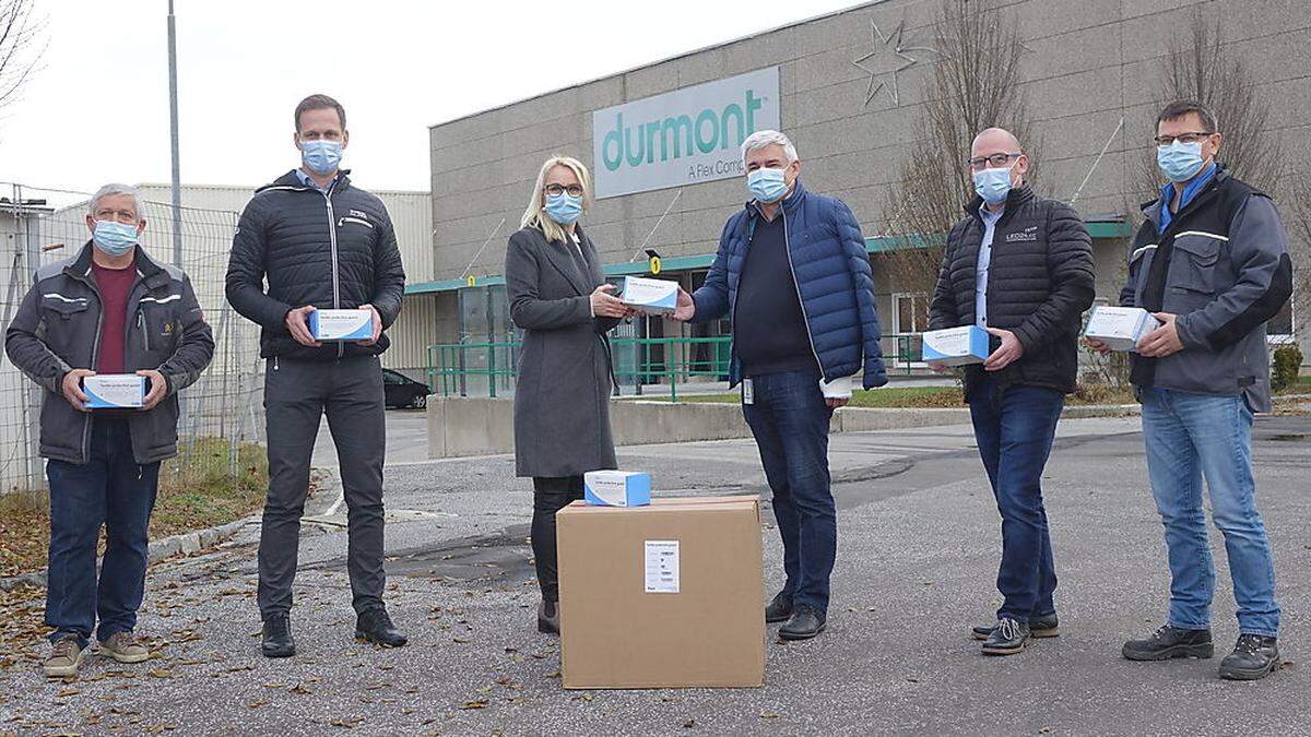 Durmont-Geschäftsführer Alfred Macher (3. v. r.) und das Führungsteam übergaben die Masken an die Hartberger Sozialausschuss-Obfrau Sadika Kostmann