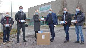 Durmont-Geschäftsführer Alfred Macher (3. v. r.) und das Führungsteam übergaben die Masken an die Hartberger Sozialausschuss-Obfrau Sadika Kostmann
