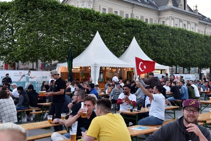 . . . in der Public Viewing Arena war die Stimmung gut, auch wenn man nicht zur Theke gehen durfte, um sich etwas zu Trinken oder zu Essen zu holen . . .