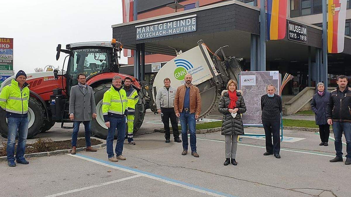 Josef Zoppoth mit Gaby Schaunig, Vertretern der Gemeinde sowie Klaus Bergmann und Mitarbeitern der &quot;Glasfasernetz Kärnten&quot;