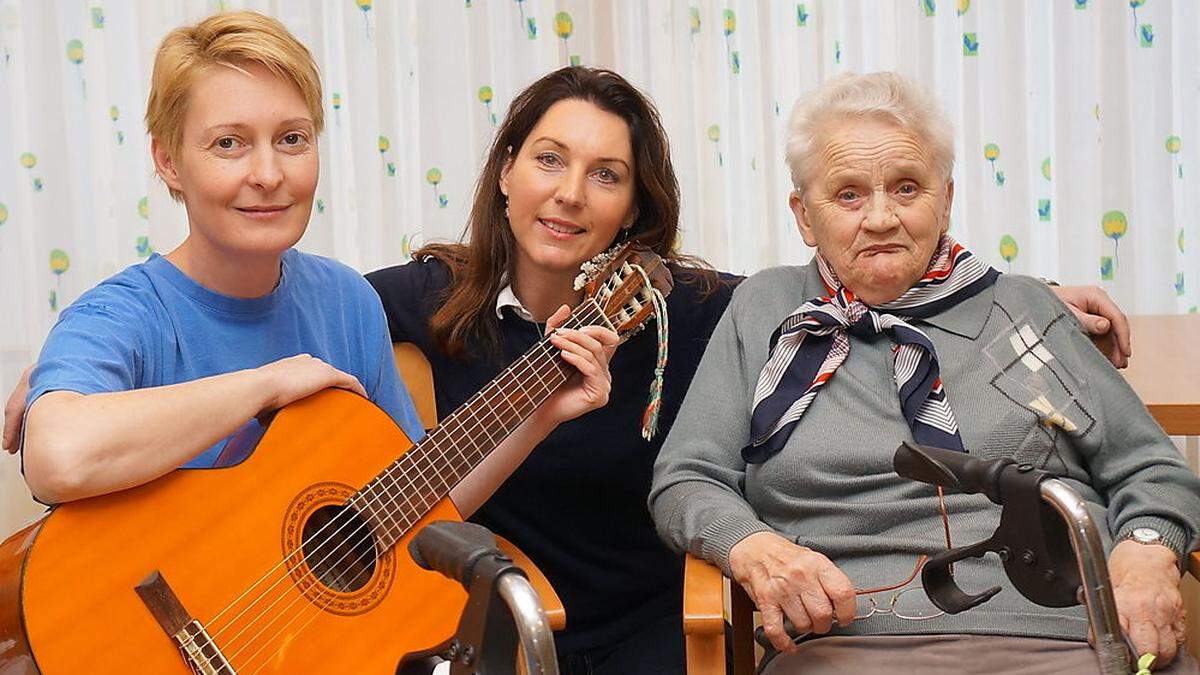 Mitarbeiterin Irmgard Stückler, Claudia Schratter, Bewohnerin Theresia Kogler