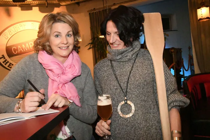 Kleine Zeitung-Redakteurin Martina Pirker im Gespräch mit Braumeisterin Liliane Schneider.