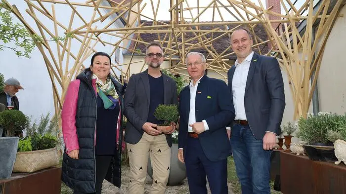 Finanzreferentin Sonja Skalnik, Rainer Böhm, Bürgermeister Josef Ober und Stadtrat Markus Billek bei der Eröffnung von „SchlichtSchön“