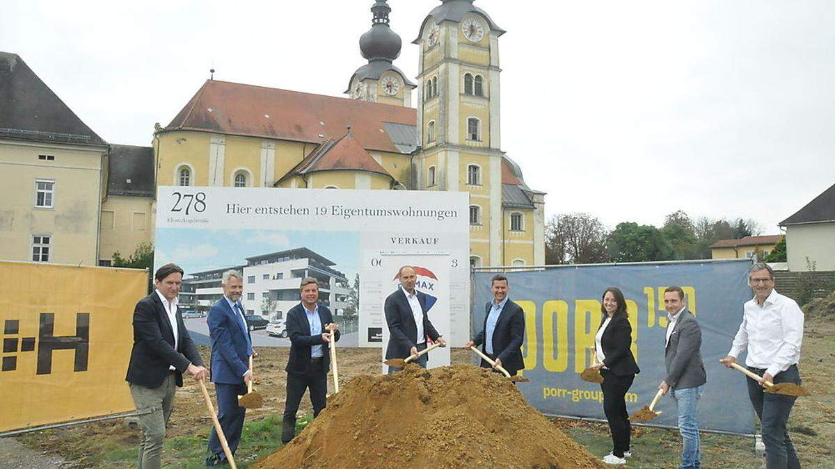 Makler, Banker, Politiker, Investor, Planer und Bauausführer bei der Spatenstichfeier am 2400 Quadratmeter großen Grund, auf dem die Wohnanlage entstehen wird	