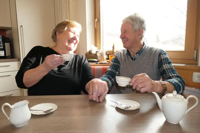 Elfriede und Friedrich Leitner trinken aus dem Kaffeegeschirr, das er ihr vor 60 Jahren schenkte