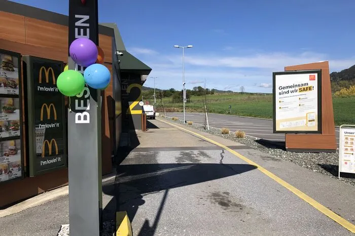 Der McDrive ist mit Luftballons geschmückt.