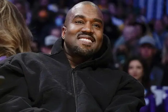 Der wohl umstrittenste Unterstützer Trumps ist Kanye West. Der US-Rapper fiel schon mehrfach durch stark antisemitische und NS-verherrlichende Kommentare auf. Trump bezeichnet ihn nichtsdestotrotz als  „sehr netten Kerl“, der ein „gutes Herz“ habe. 