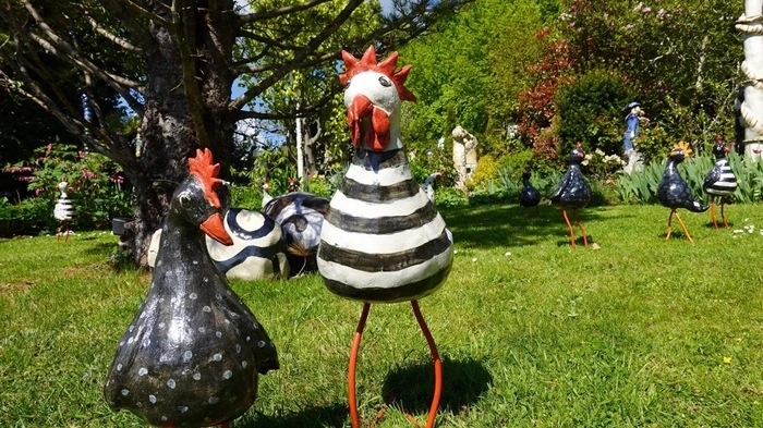 Eine bunte, heitere Tierwelt aus Keramik und Metallkunst gibt es in Unterfladnitz am Neudorfberg zu bewundern.