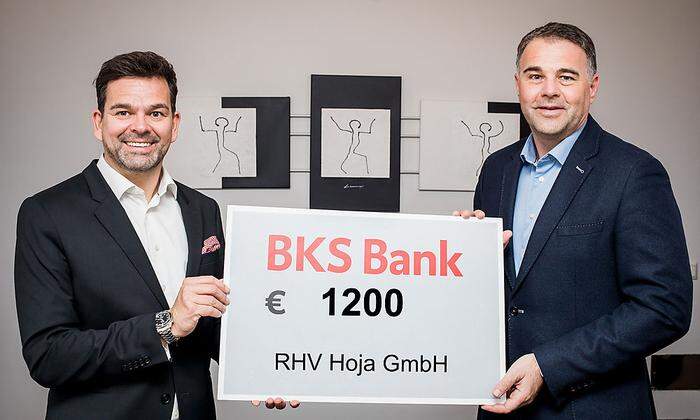 1200 Euro überreichten Geschäftsführer Richard Hoja und Adi Rasperger von der RHV Hoja GmbH