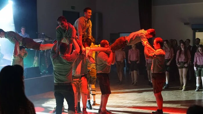 Nach einer akrobatischen Tanzeinlage der Griffner Jugend wurde der Bauernball offiziell eröffnet