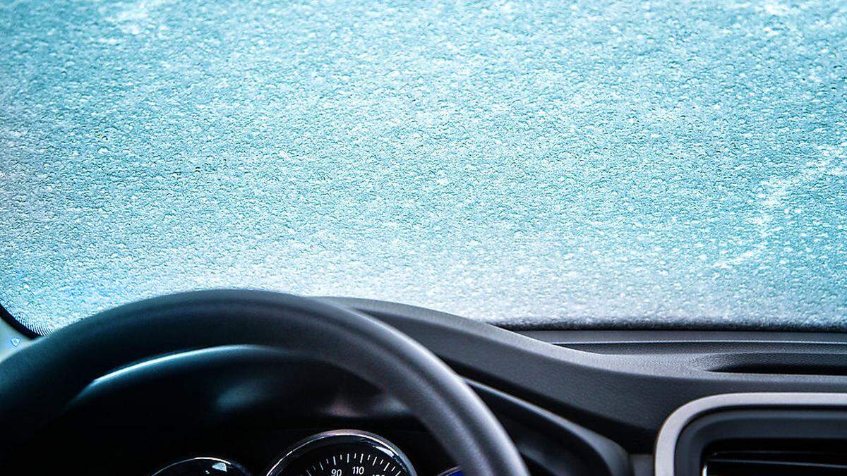 Autoscheibe enteisen: Was Autofahrer beim Eiskratzen und Co