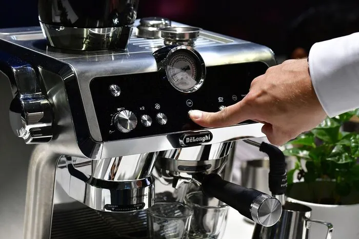 Die "La Specialista" von De Longhi mahlt nicht nur den Kaffee, im Siebträger wird er mit exakt 20 Kg Anpressdruck kompakt gepresst. Ideal für echte Kaffee-Fans.