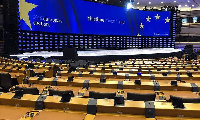 Der Brüsseler Plenarsaal sieht nach wie vor aus wie ein riesiger Veranstaltungsraum für eine Samstag-Abend-Show