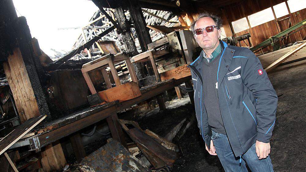 Sägewerk-Eigentümer Friedrich Huber in der Brandruine