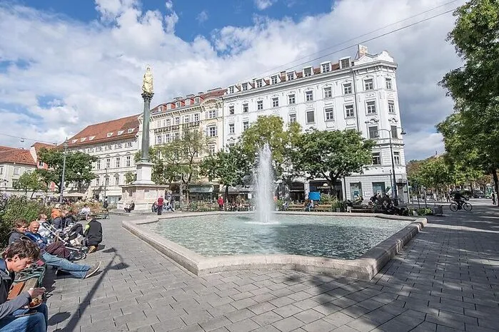 Einer der liebsten Sonnenplätze der Grazer: die Parkbänke rund ums Eiserne Tor. Auch wenn der Brunnen derzeit noch nicht sprießt, Sonnenhungrige kommen auch so auf ihre Rechnung.
