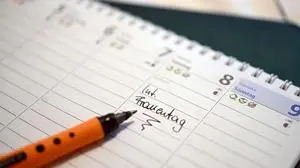 ABD0009_20250305 - SALZBURG - ÖSTERREICH: ++ THEMENBILD ++ Illustration zum Thema "Internationaler Frauentag / Welt-Frauentag / Frauentag" - Der Schriftzug "Int. Frauentag" steht auf einem Kalender, aufgenommen am 4. März 2025. - FOTO: APA/BARBARA GINDL