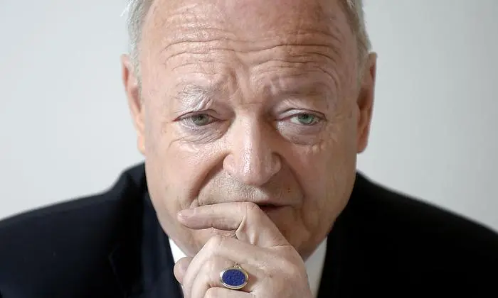 Andreas Khol, geboren am 14. Juli 1941 inBergen auf Rügen, Verfassungsrechtler,von 1983 bis 2006 für die ÖVP im Nationalrat, von 2002 bis 2006 Erster Nationalratspräsident.Bis zu seiner Kandidatur bei der Bundespräsidentenwahl 2016 war Khol Obmann des ÖVP-Seniorenbundes.