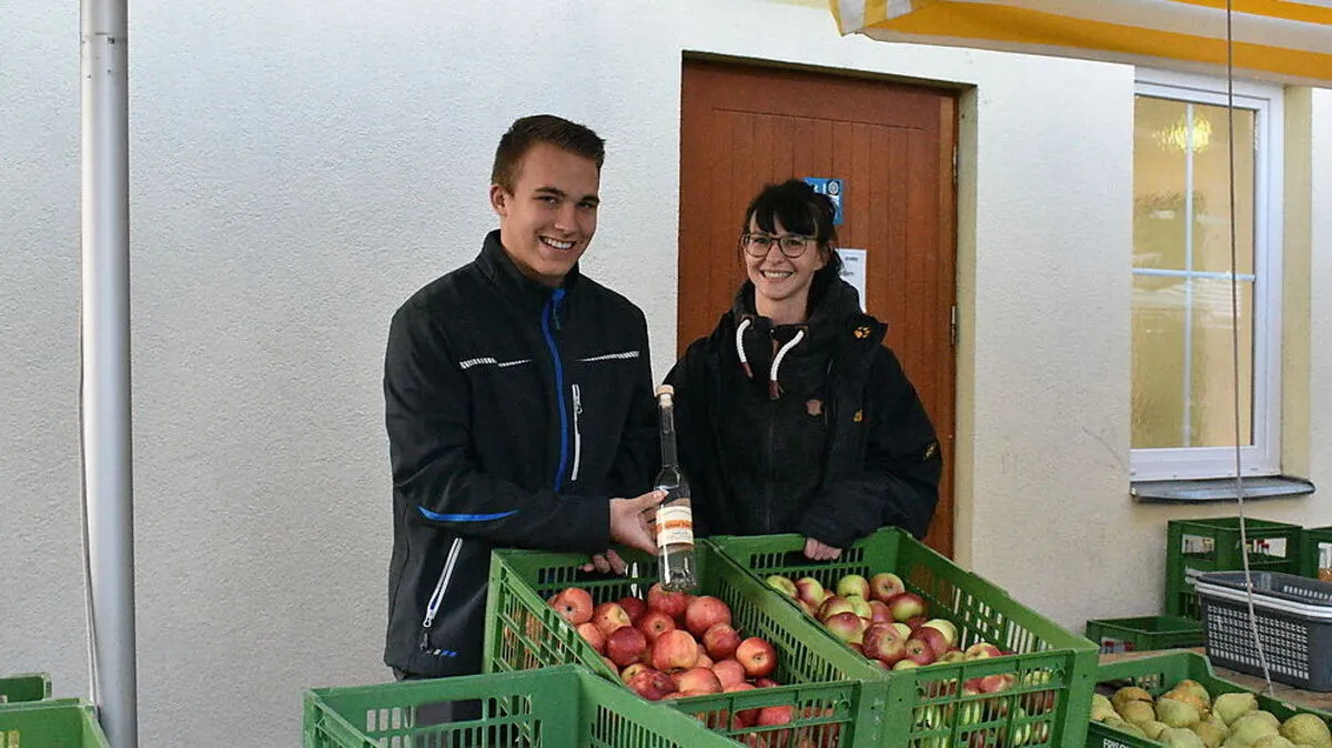 Sebastian Loidl steht mit seiner Schwägerin Carina Gries am St. Peter Bauernmarkt