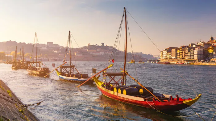 Der Douro ist die Hauptschlagader, die durch Porto strömt. Der drittlängste Fluss der Iberischen Halbinsel entspringt in Spanien, durchfließt Nordportugal und mündet schließlich in Porto in den Atlantik. Wer das erste Mal in Porto ist: Gleich an den Fluss setzen und erst einmal schauen, hören und riechen.