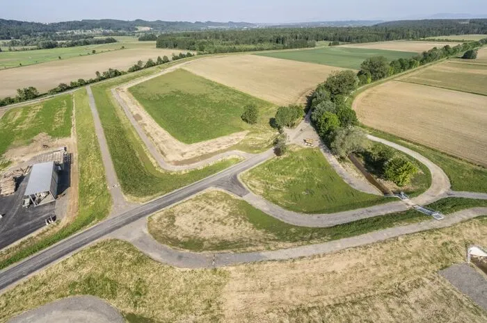 Das Rückhaltebecken hat ein Fassungsvermögen von rund 500.000 Kubikmetern Wasser.