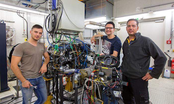 Peter Grabner in der Mitte mit Mitgliedern seines Teams am Institut für Verbrennungskraftmaschinen und Thermodynamik der TU Graz 