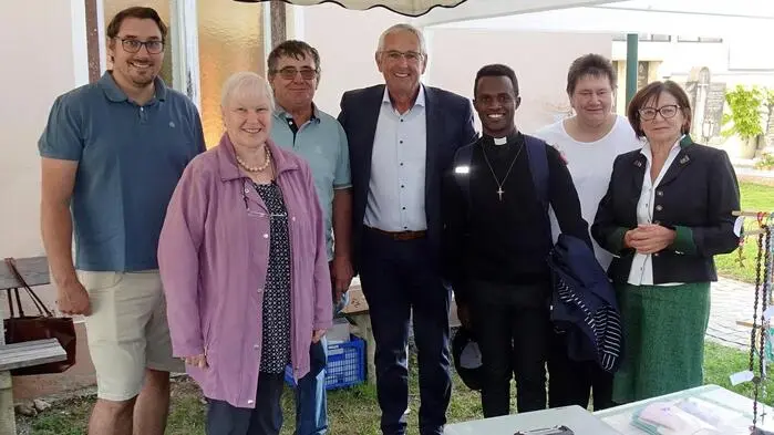 Der neue Kaplan Elijah Kwizera im Kreise der Mitglieder des Maria Bucher Pfarrgemeinderates
