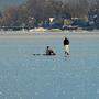 Verbot und Lebensgefahr - trotzdem zieht es die Menchen auf das Eis des Ossiacher Sees