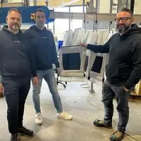 Sie haben das neue Werk in der Tasche: Bernd Grobbauer, Jürgen Neugebauer und Adrian Kachelmaier (v.l.) am neuen Standort in Ludersdorf