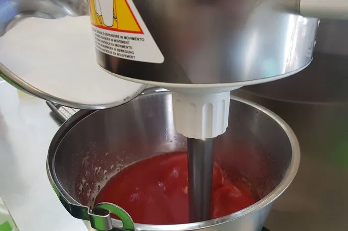 Gefrorene Erdbeeren werden püriert...