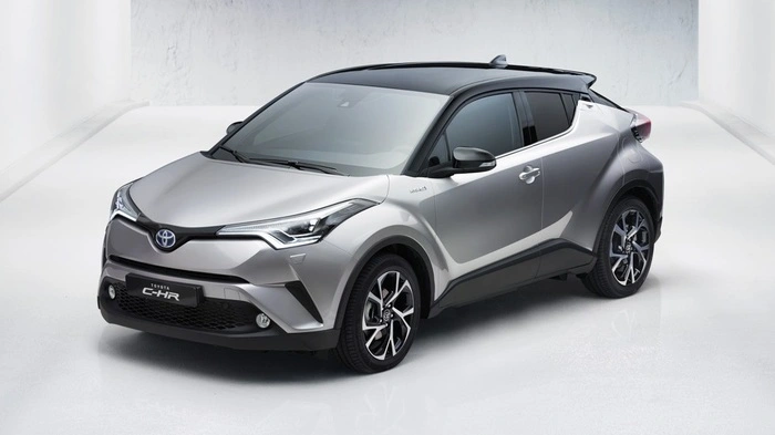 Mit dem C-HR liefert Toyota einen feschen neuen Crossover ab. Das Design ist außergewöhnlich und liegt nahe an den Concept Studien I & II, die bereits auf dem Pariser Salon 2014 bzw. bei der IAA 2015 gezeigt wurden. Er basiert, wie auch der aktuelle Prius, auf der neuen TNGA-Plattform der Japaner.