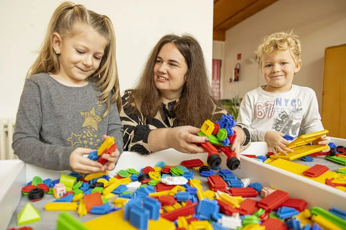 Elementarpädagogin Tamara Tomic mit Kindern der Sonnengruppe
