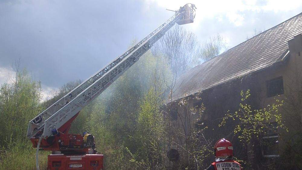 Fünf Feuerwehren waren am Montag Nachmittag am ehemaligen Magindag-Gelände in Oberleitendorf im Einsatz