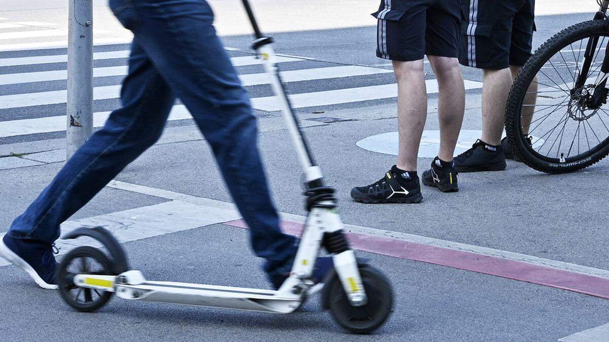 Ein dreijähriges Mädchen wurde am Heuplatz in Klagenfurt von einem E-Roller überfahren. Der Lenker stand unter Drogeneinfluss (Symbolfoto)