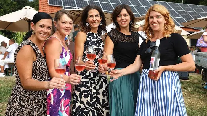 Nahe dem bekannten Ausflugsgasthof „Grenzlandhof“ am Weinweg der Sinne, organisierten die Weinblüten, eine Winzerinnengemeinschaft mit Claudia Fischer-Gangl, Kathrin Seidl, Bettina Urbanitsch, Beatrix Lamprecht, Sigrid Sorger und Anne Hütter-Griessbacher ...