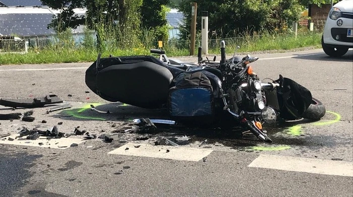 Der Motorradfahrer wurde bei dem Unfall unbestimmten Grades verletzt. Der Autofahrer blieb laut Informationen der Polizei unverletzt.