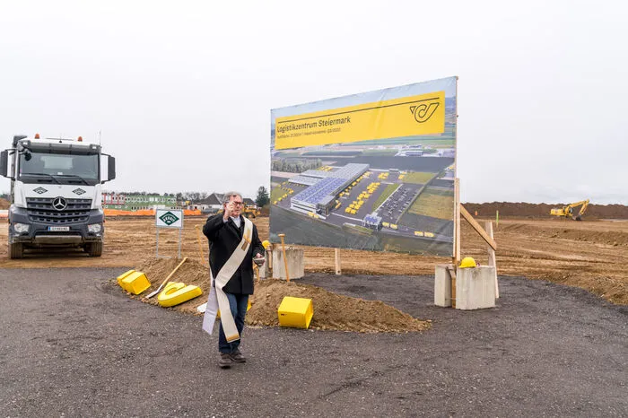 Ein Diakon spendete Segen für die neue Baustelle.