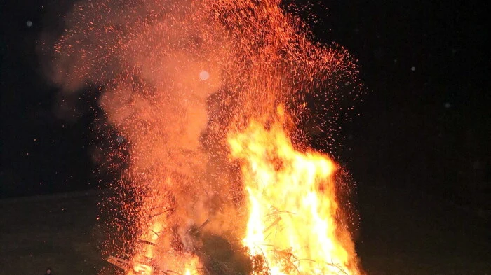 Mit einer zünftigen Party wurde am Karsamstag das Abbrennen des Osterhaufens im Umkreis der Herzogstadt St. Veit ausgiebig gefeiert.