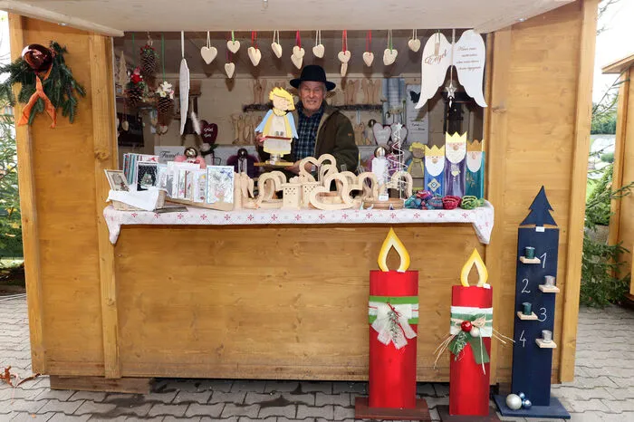 Alles aus Zirbenholz gibt es am Stand von Ewald Meislitzer, sowie Beschriftungen von Manuela Meislitzer und kunstvolle Weihnachtskarten von Aloisia Meislitzer aus Dolintschnig bei Feldkirchen.